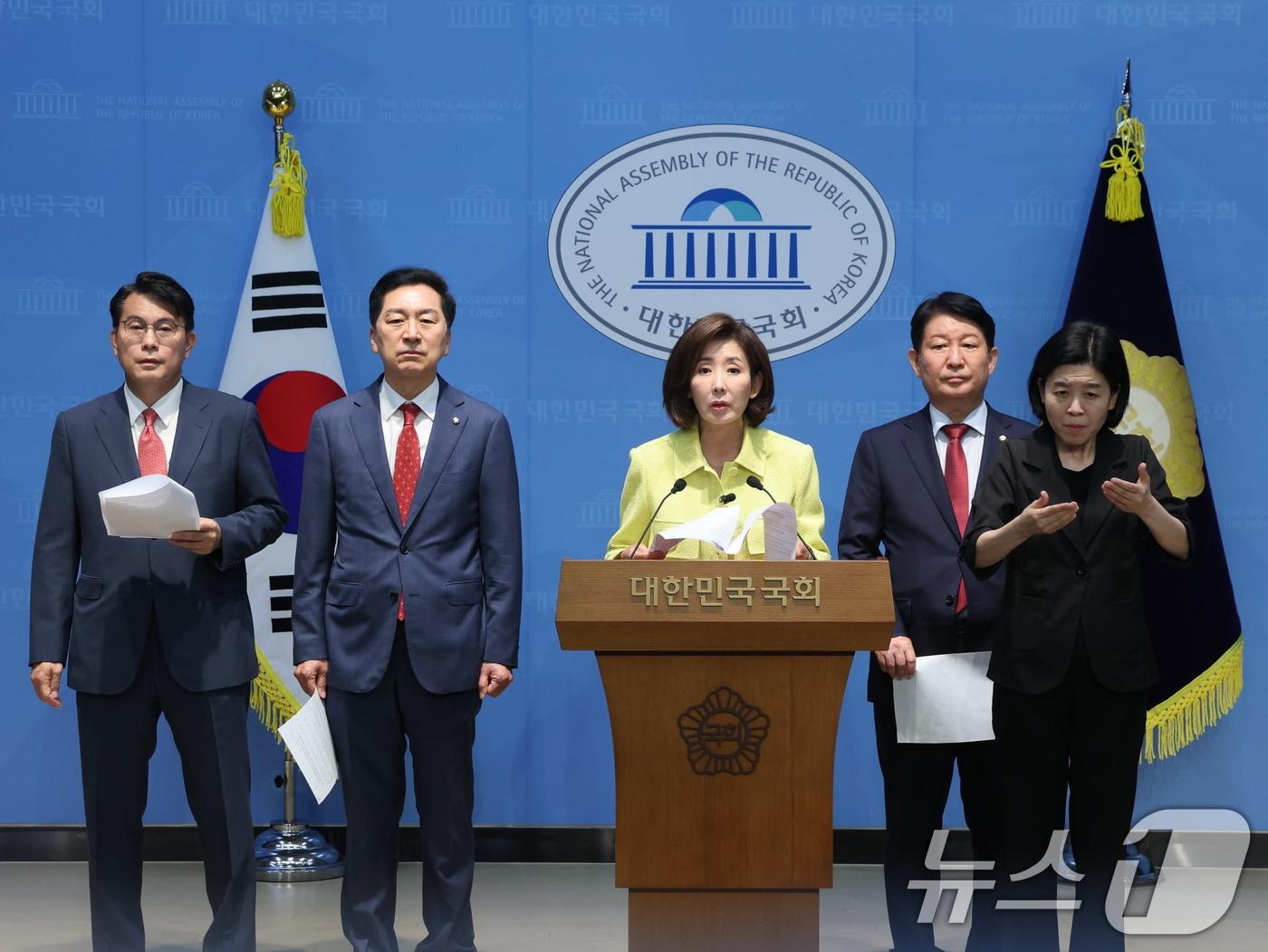 본문 이미지 - 국민의힘 윤상현(왼쪽부터), 김기현, 나경원, 권영진 의원이 1일 오전 서울 여의도 국회 소통관에서 ‘권창영 종합특검팀의 야당 국회의원 탄압수사 규탄’ 기자회견을 하고 있다. 2026.7.1 ⓒ 뉴스1 황기선 기자