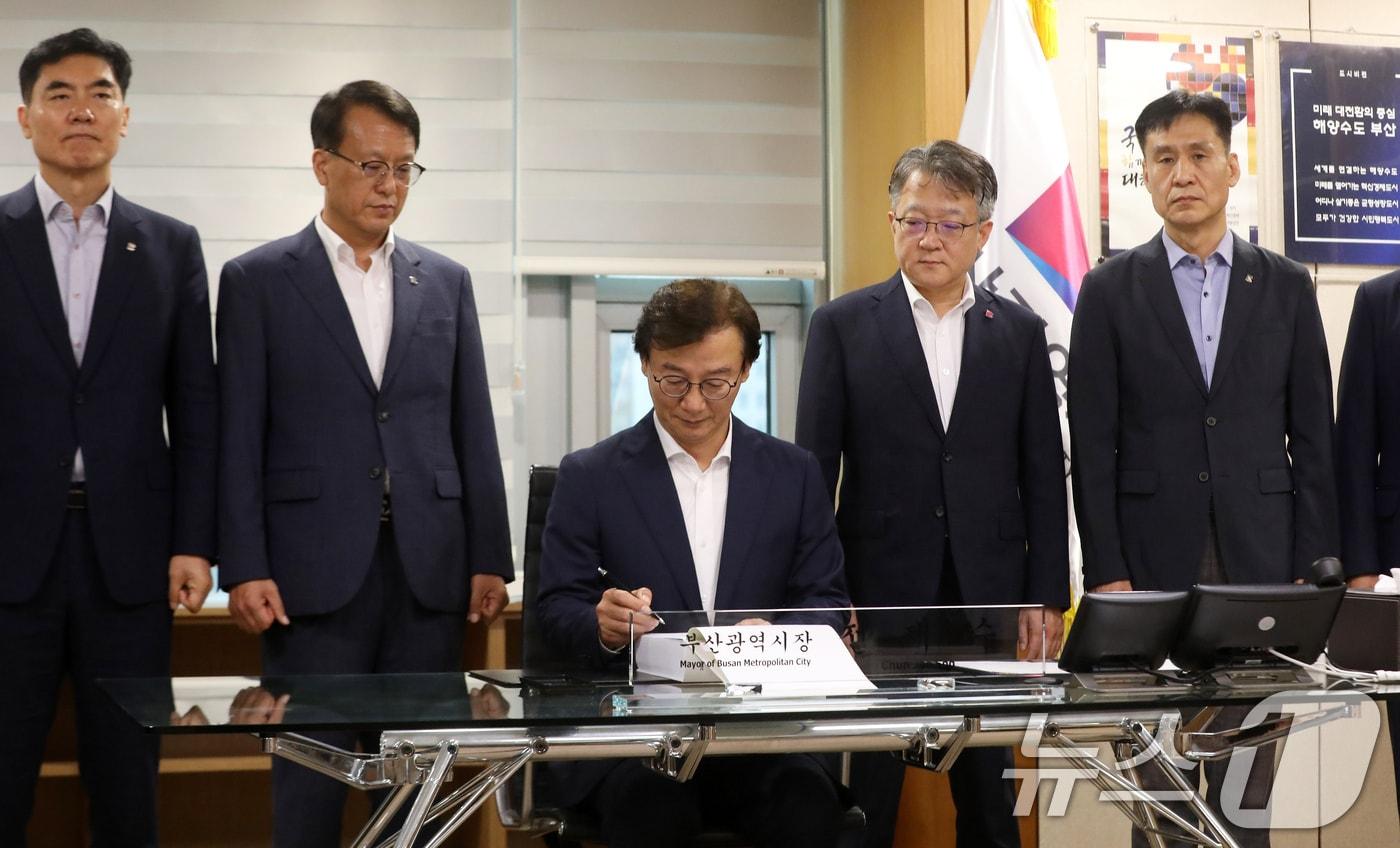 본문 이미지 - 전재수 부산시장이 1일 부산 연제구 부산시청 집무실에서 사무인계인수서에 서명하고 있다. 2026.7.1 ⓒ 뉴스1 윤일지 기자