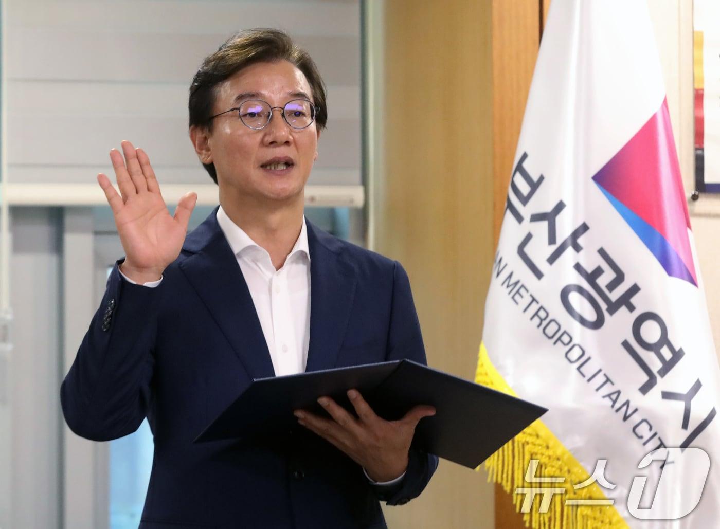 본문 이미지 - 전재수 부산시장이 지난 1일 부산 연제구 부산시청 집무실에서 취임 선서를 하고 있다. 2026.7.1 ⓒ 뉴스1 윤일지 기자