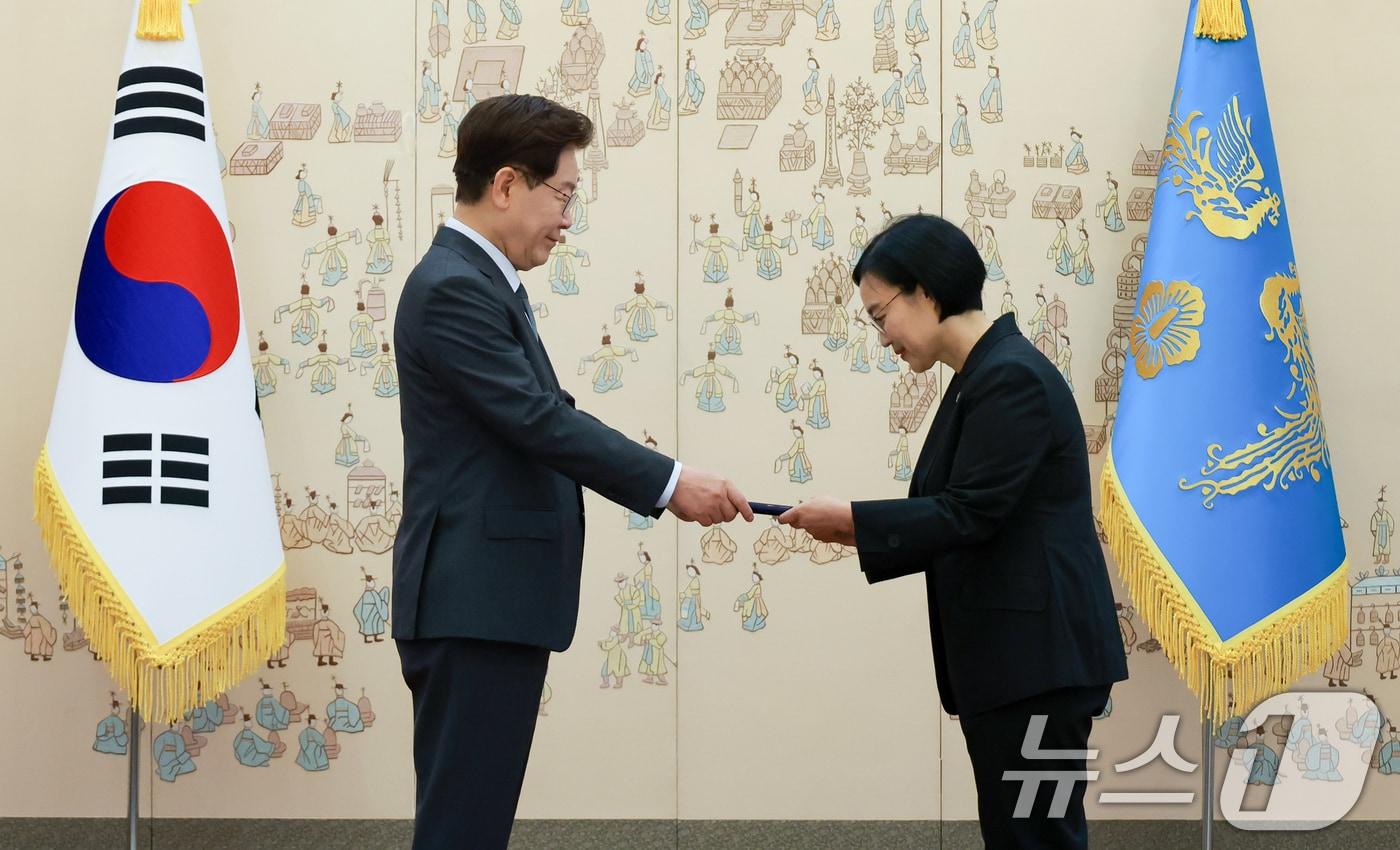 본문 이미지 - 이재명 대통령이 1일 청와대에서 한성숙 국무총리에게 임명장을 수여하고 있다. (청와대통신사진기자단) 2026.7.1 ⓒ 뉴스1 이재명 기자