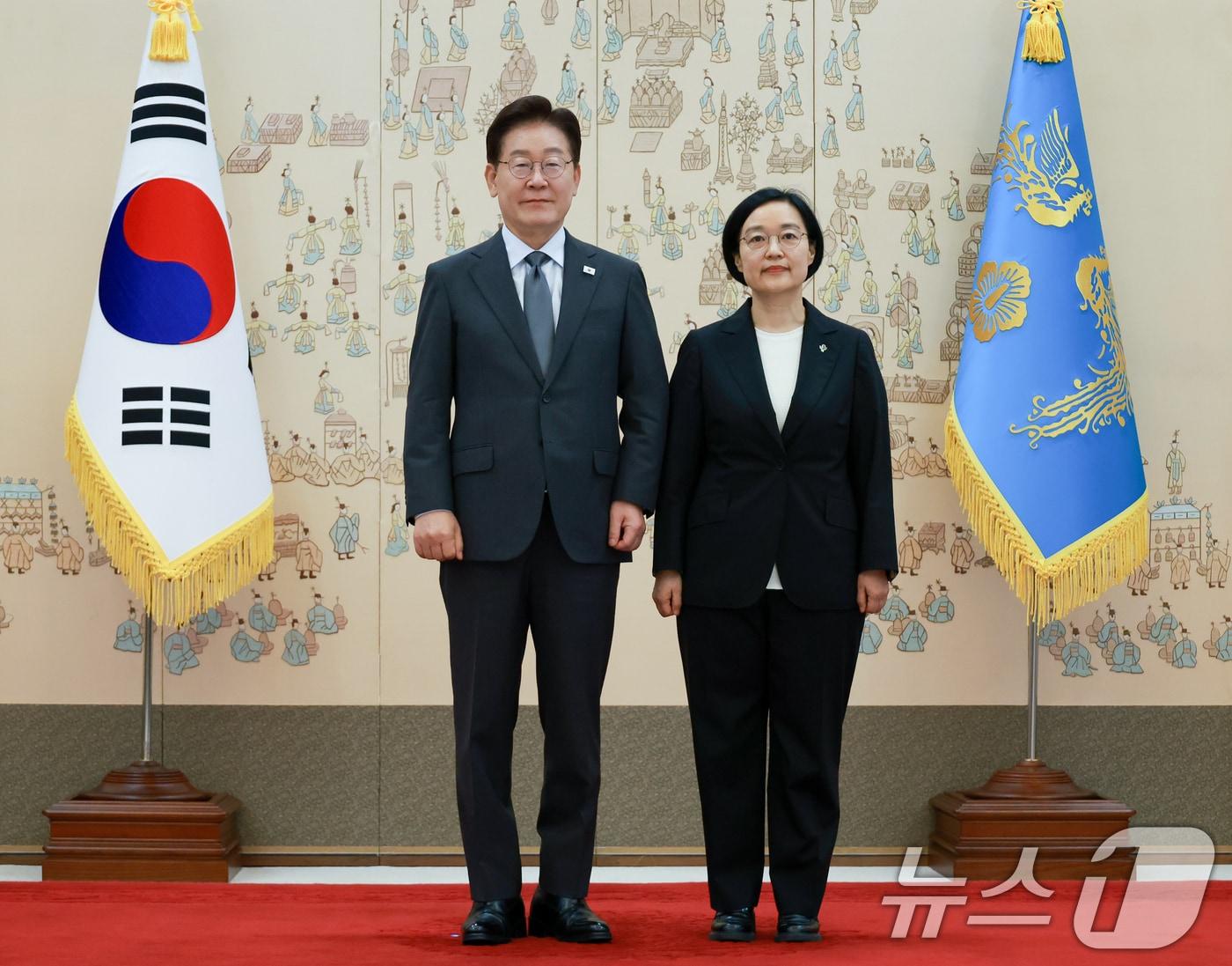 본문 이미지 - 이재명 대통령이 1일 청와대에서 한성숙 국무총리에게 임명장을 수여한 후 기념촬영 하고 있다. (청와대통신사진기자단) 2026.7.1 ⓒ 뉴스1 이재명 기자