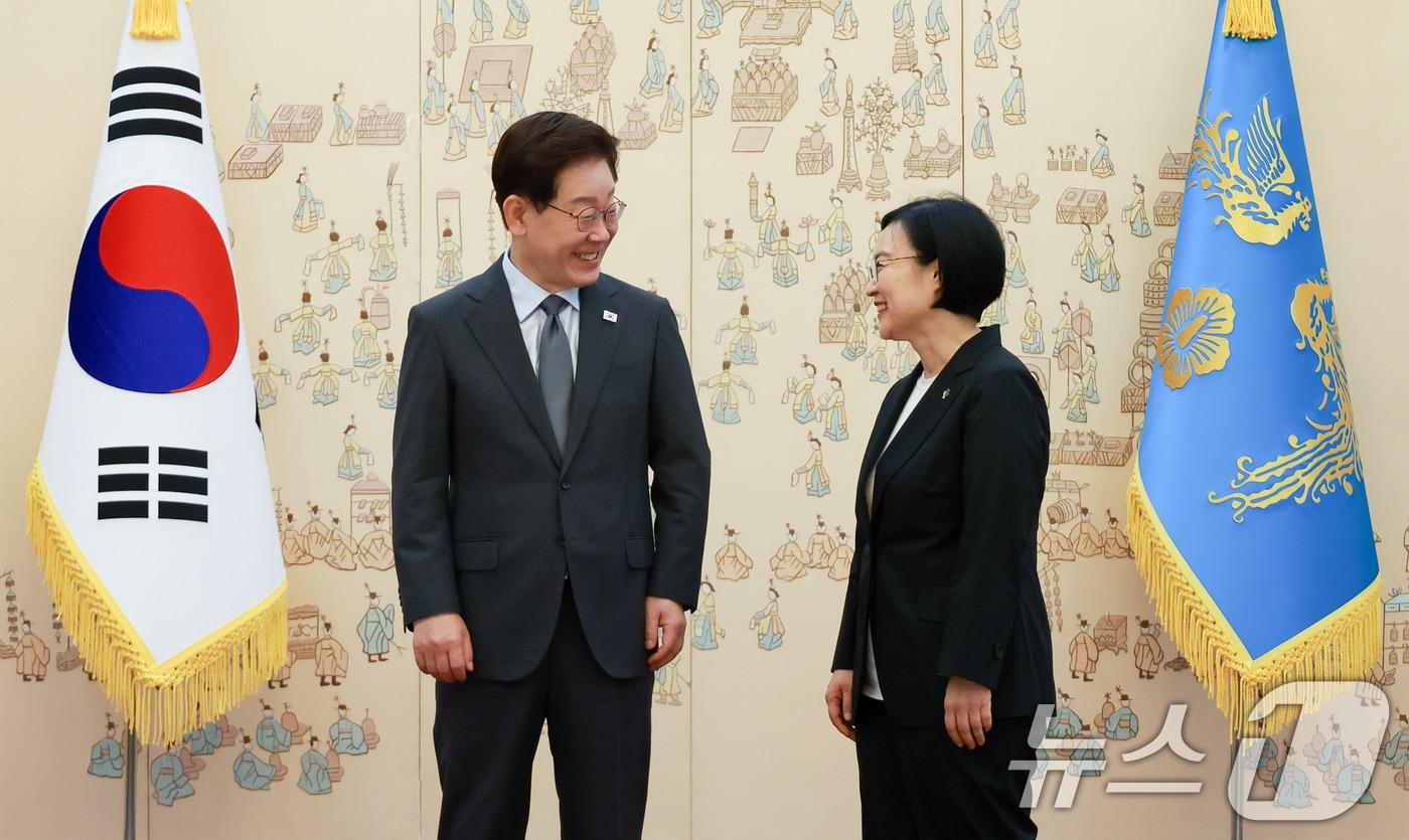 본문 이미지 - 이재명 대통령이 1일 청와대에서 한성숙 국무총리에게 임명장을 수여한 후 대화를 하고 있다. (청와대통신사진기자단) 2026.7.1 ⓒ 뉴스1 이재명 기자