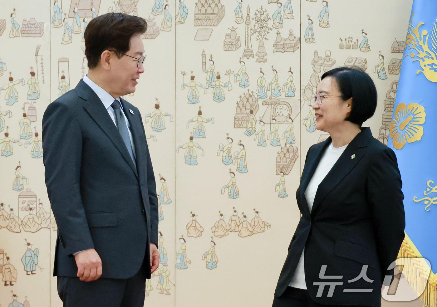 본문 이미지 - 이재명 대통령이 1일 청와대에서 한성숙 국무총리에게 임명장을 수여한 후 대화를 하고 있다. (청와대통신사진기자단) 2026.7.1 ⓒ 뉴스1 이재명 기자