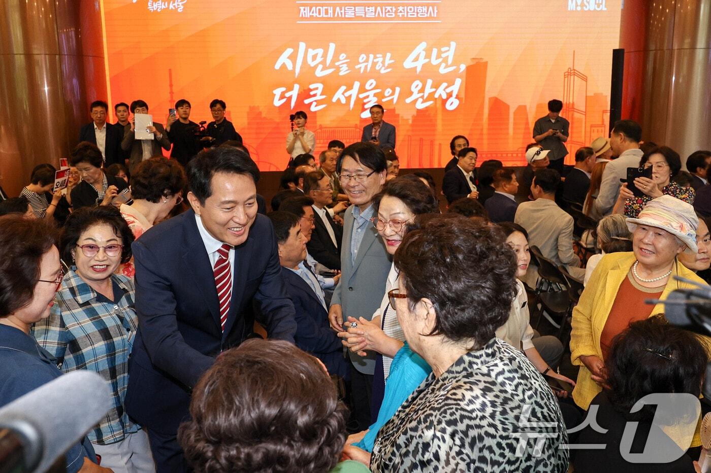 본문 이미지 - 민선 9기 서울시정을 이끌게 된 오세훈 시장이 1일 시청에서 제40대 서울특별시장 취임식에 앞서 시민들과 인사를 나누고 있다. (공동취재) 2026.7.1 ⓒ 뉴스1 안은나 기자