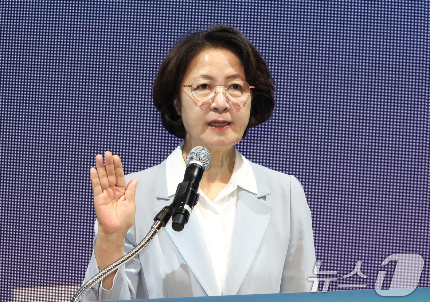 본문 이미지 - 추미애 경기도지사가 7일 제12대 경기도의회 개원식에서 도정 운영에 대한 도의회 협조를 당부했다. 사진은 지난 1일 경기도청에서 열린 제37대 경기도지사 취임식에서 취임 선서를 하고 있는 모습. 2026.7.1 ⓒ 뉴스1 김영운 기자