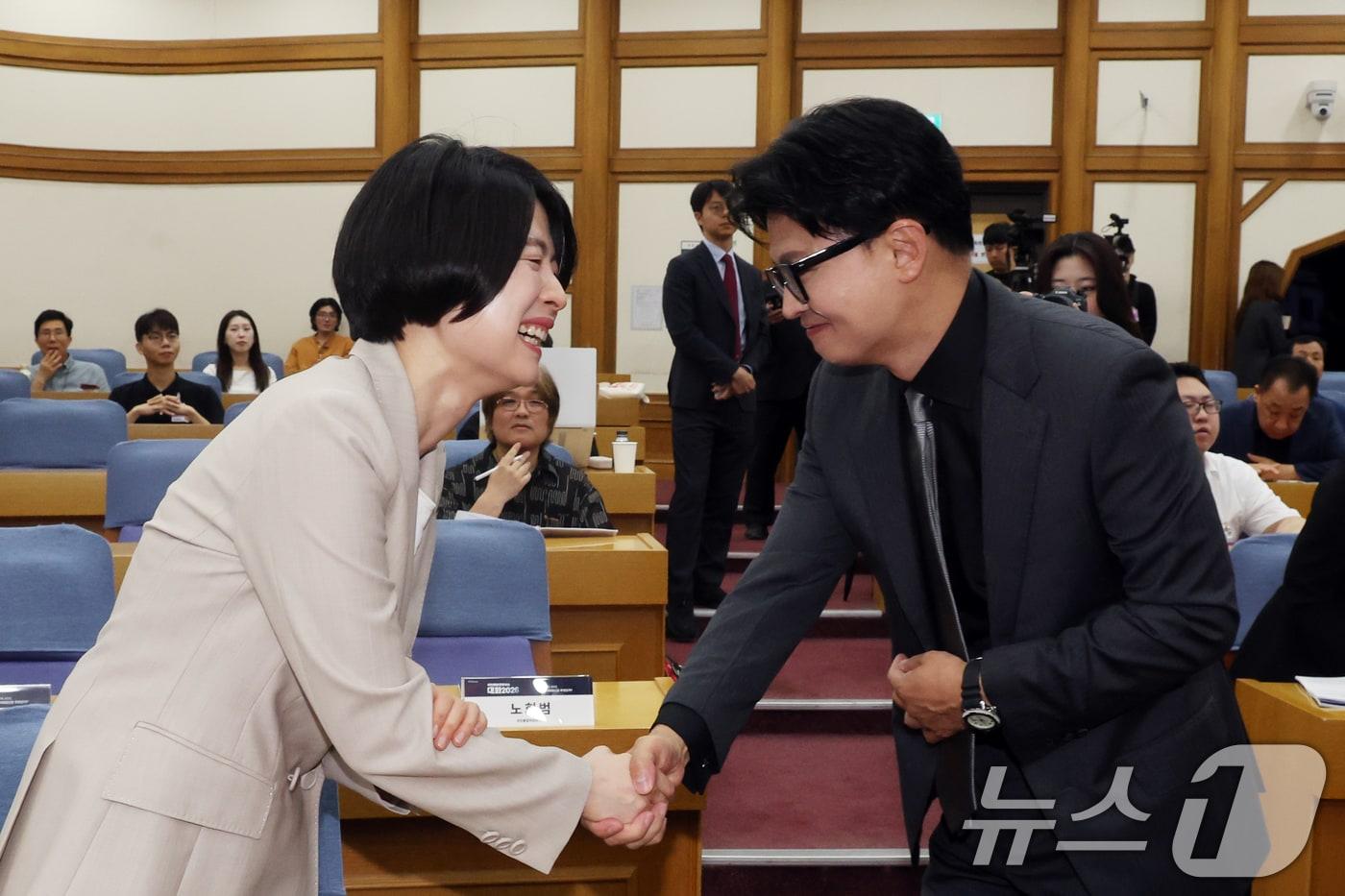 본문 이미지 - 한동훈 무소속 의원과 한지아 국민의힘 의원이 지난 1일 오전 서울 여의도 국회 의원회관에서 열린 '국민통합컨센서스 대화 2026'에서 악수를 나누고 있다. 2026.7.1 ⓒ 뉴스1 황기선 기자