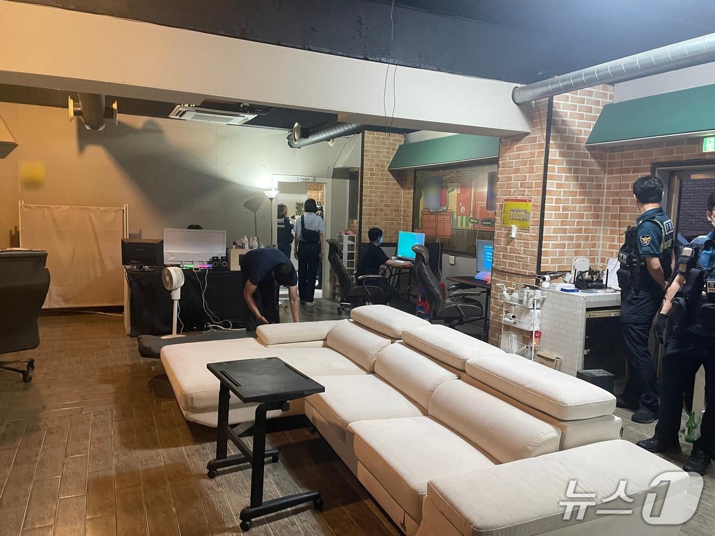 본문 이미지 - 울산경찰이 지난달 29일 학교 인근 성인PC을 단속해 업주와 종업원 등 4명을 입건했다.(울산경찰청 제공. 재판매 및 DB금지)/뉴스1