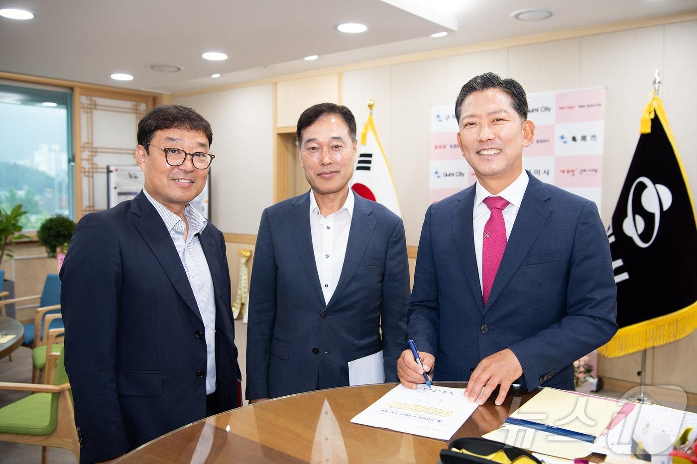 본문 이미지 - 김장호 구미시장이 1일 경북 구미시청에서 반도체 소재 외 4개사에서 9000억원을 투자해 인력 600여명을 신규 고용하는 내용을 담은 민선 9기 1호 결재를 하고 있다.(구미시 제공. 재판매 및 DB금지) 2026.7.1 ⓒ 뉴스1 정우용 기자