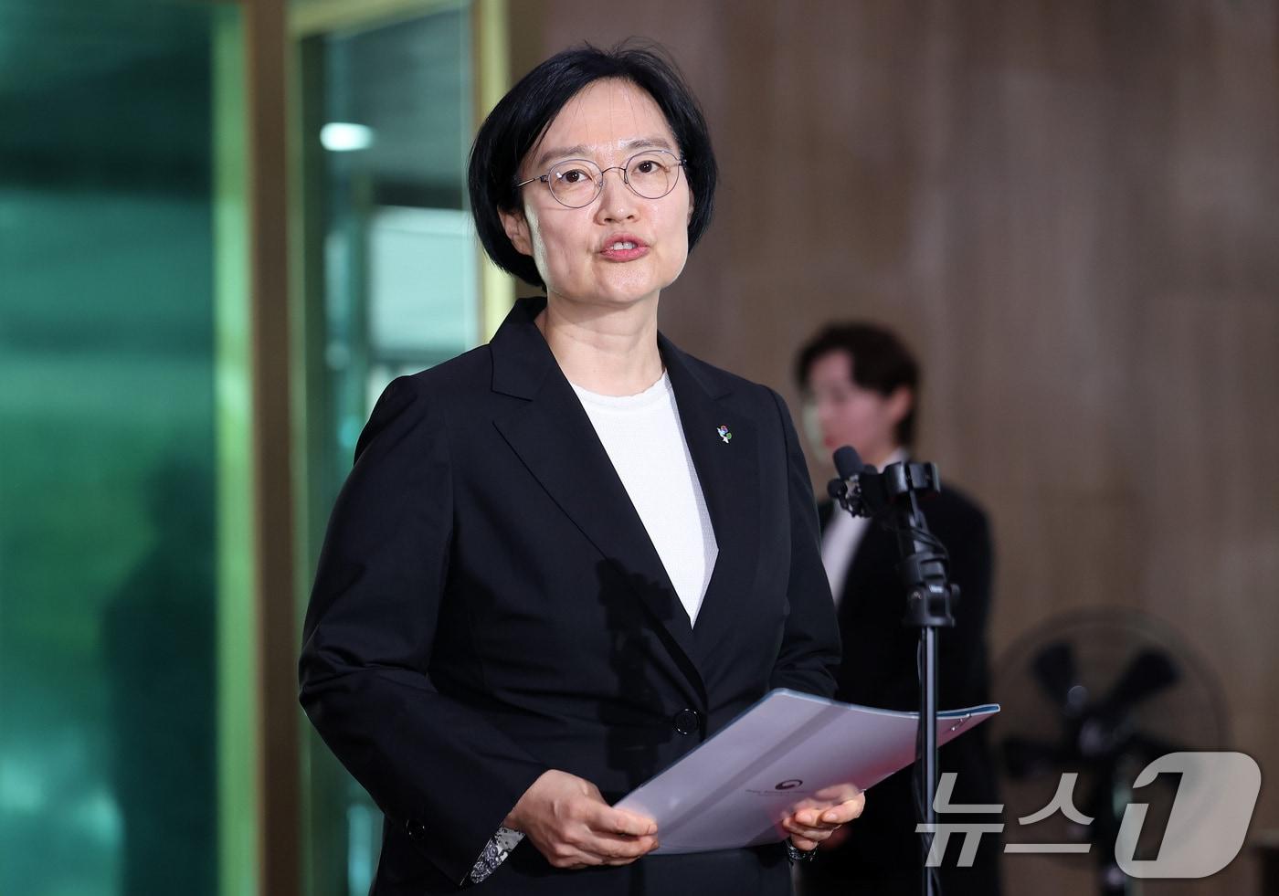 본문 이미지 - 한성숙 신임 국무총리가 1일 서울 종로구 정부서울청사에 첫 등청하며 도어스테핑을 하고 있다. 2026.7.1 ⓒ 뉴스1 김성진 기자