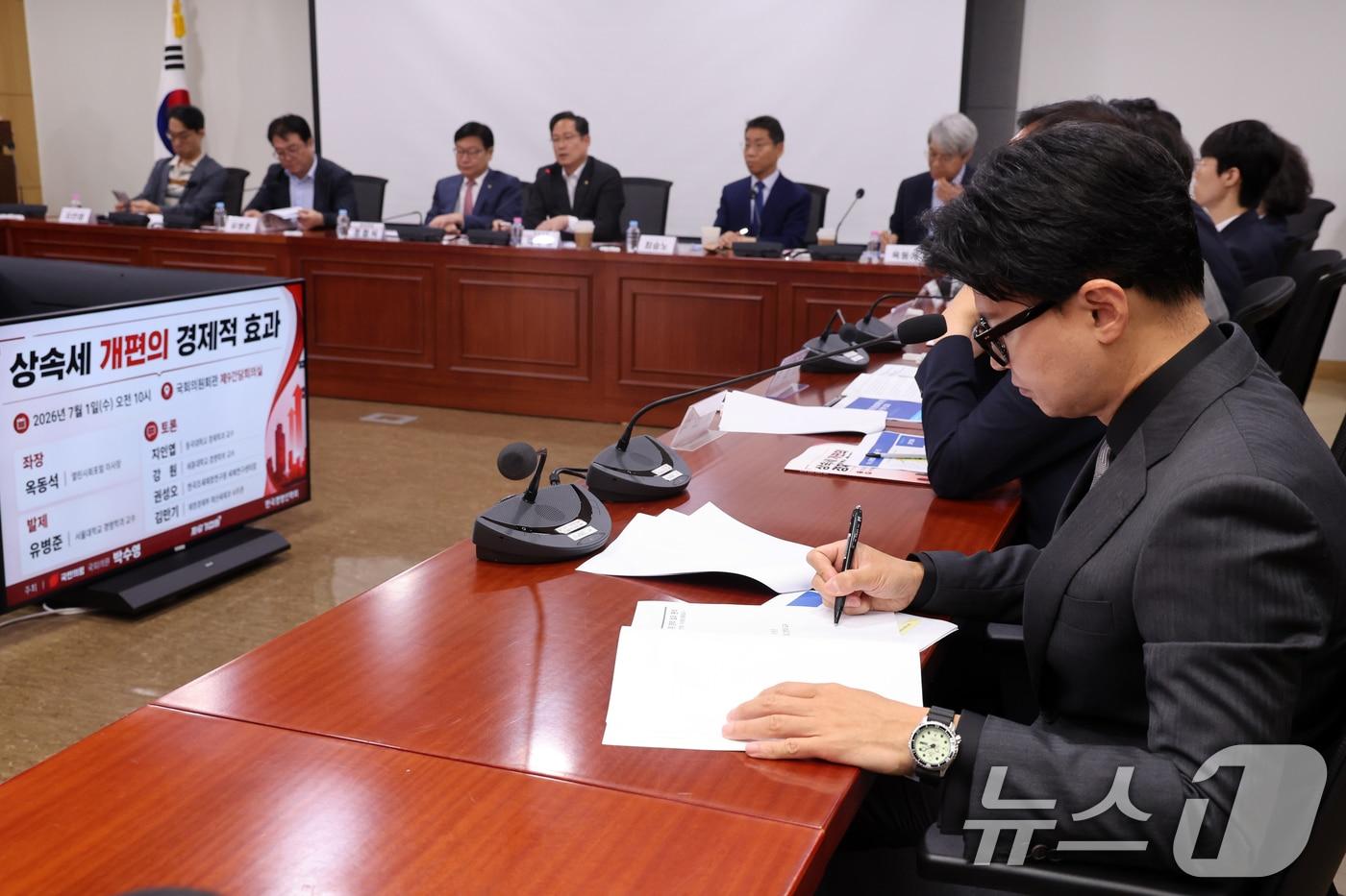 본문 이미지 - 한동훈 무소속 의원이 1일 오전 서울 여의도 국회 의원회관에서 열린 ‘상속세 개편의 경제적 효과’ 토론회에 자리하고 있다. 2026.7.1 ⓒ 뉴스1 황기선 기자