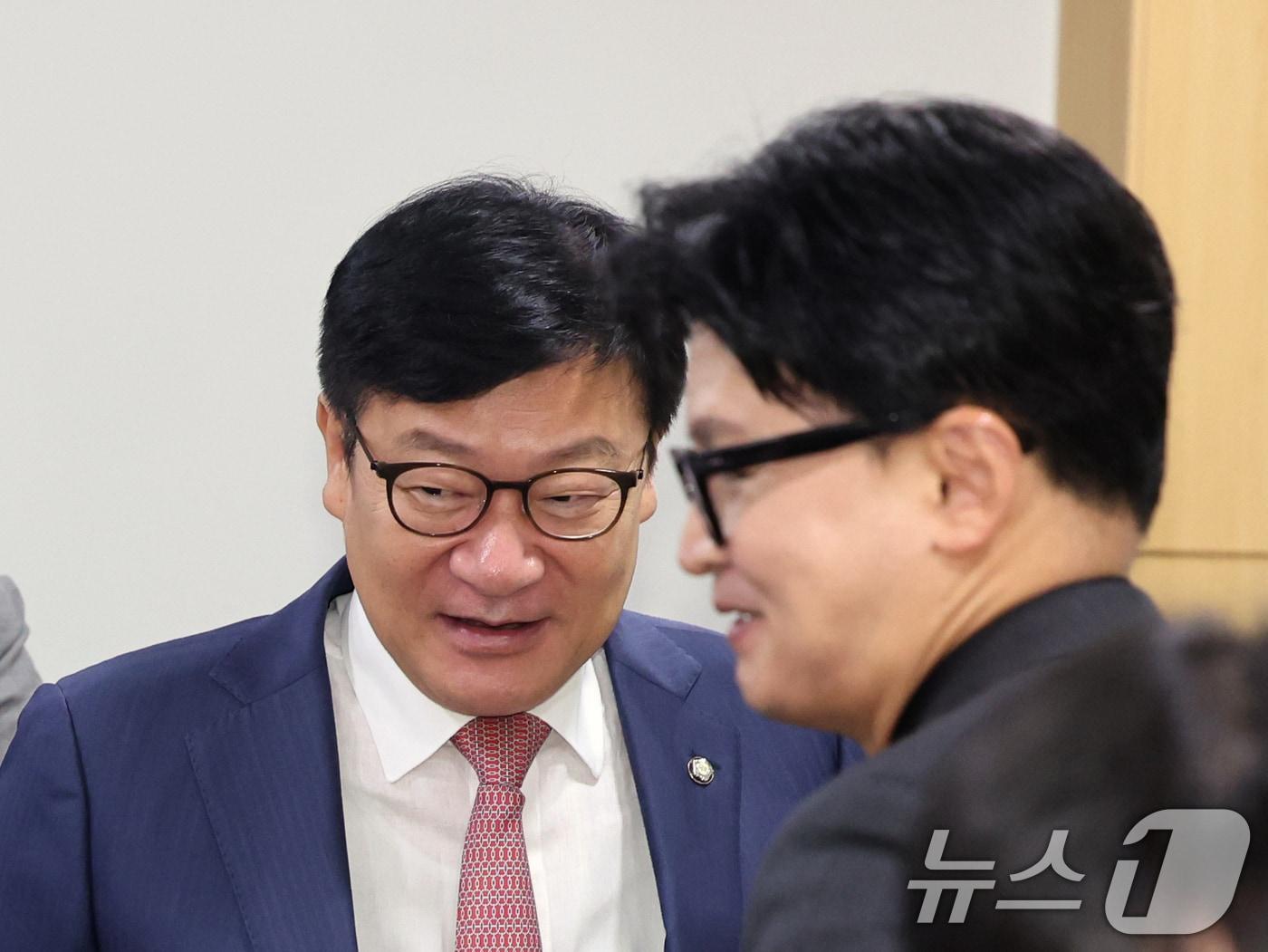 본문 이미지 - 정점식 국민의힘 원내대표와 한동훈 무소속 의원이 1일 오전 서울 여의도 국회 의원회관에서 열린 ‘상속세 개편의 경제적 효과’ 토론회에서 기념촬영을 마치고 발걸음을 옮기고 있다. 2026.7.1 ⓒ 뉴스1 황기선 기자