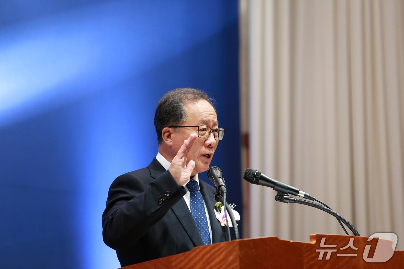 본문 이미지 - 김석준 부산시교육감이 1일 부산시교육청 대강당에서 열린 제20대 부산시교육감 취임식에서 취임 선서를 하고 있다. 2026.7.1/뉴스1 ⓒ News1 임순택 기자