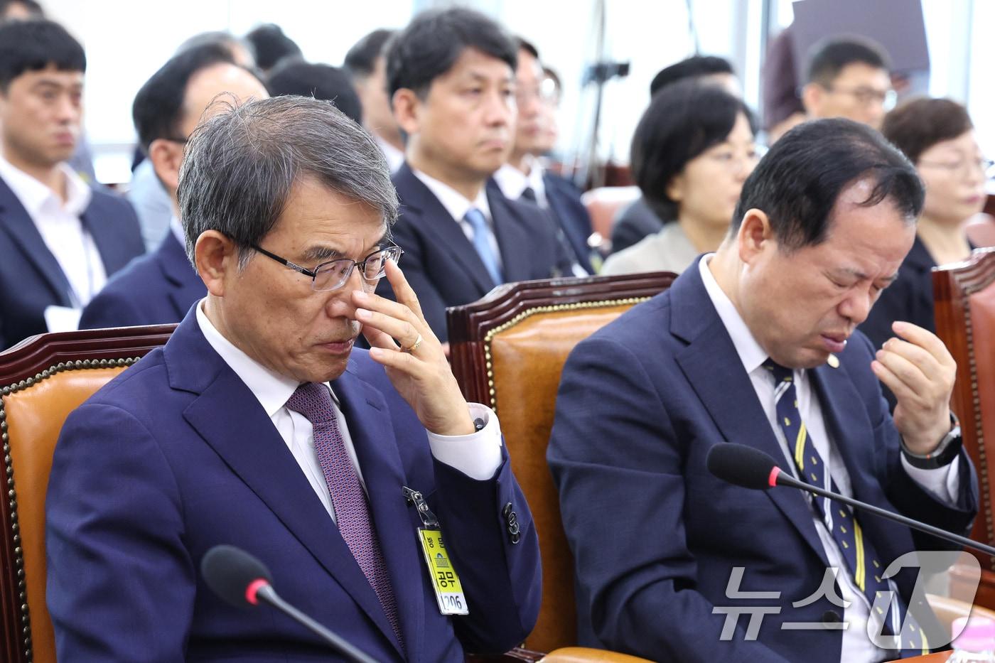본문 이미지 - 노태악 전 중앙선거관리위원장과 위철환 중앙선관위원장 직무대행이 1일 서울 여의도 국회에서 열린 제9회 전국동시지방선거 투표용지부족 사태 등 국민 참정권 침해 진상규명 및 선거관리 개혁을 위한 국정조사 특별위원회에서 생각에 잠겨 있다. 2026.7.1 ⓒ 뉴스1 신웅수 기자