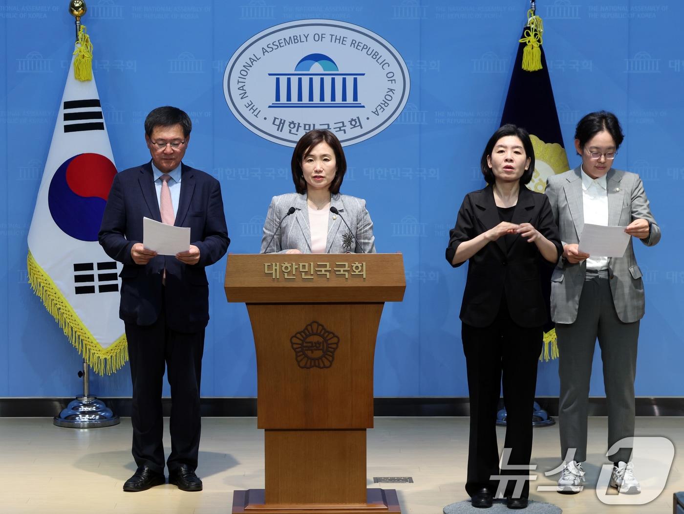 본문 이미지 - 국회 기후위기 특별위원회 소속 국민의힘 의원들이 1일 오전 서울 여의도 국회 소통관에서 '탄소중립기본법상 합리적 온실가스 감축경로' 관련 경제6단체 건의 내용을 발표하고 있다. 2026.7.1 ⓒ 뉴스1 황기선 기자