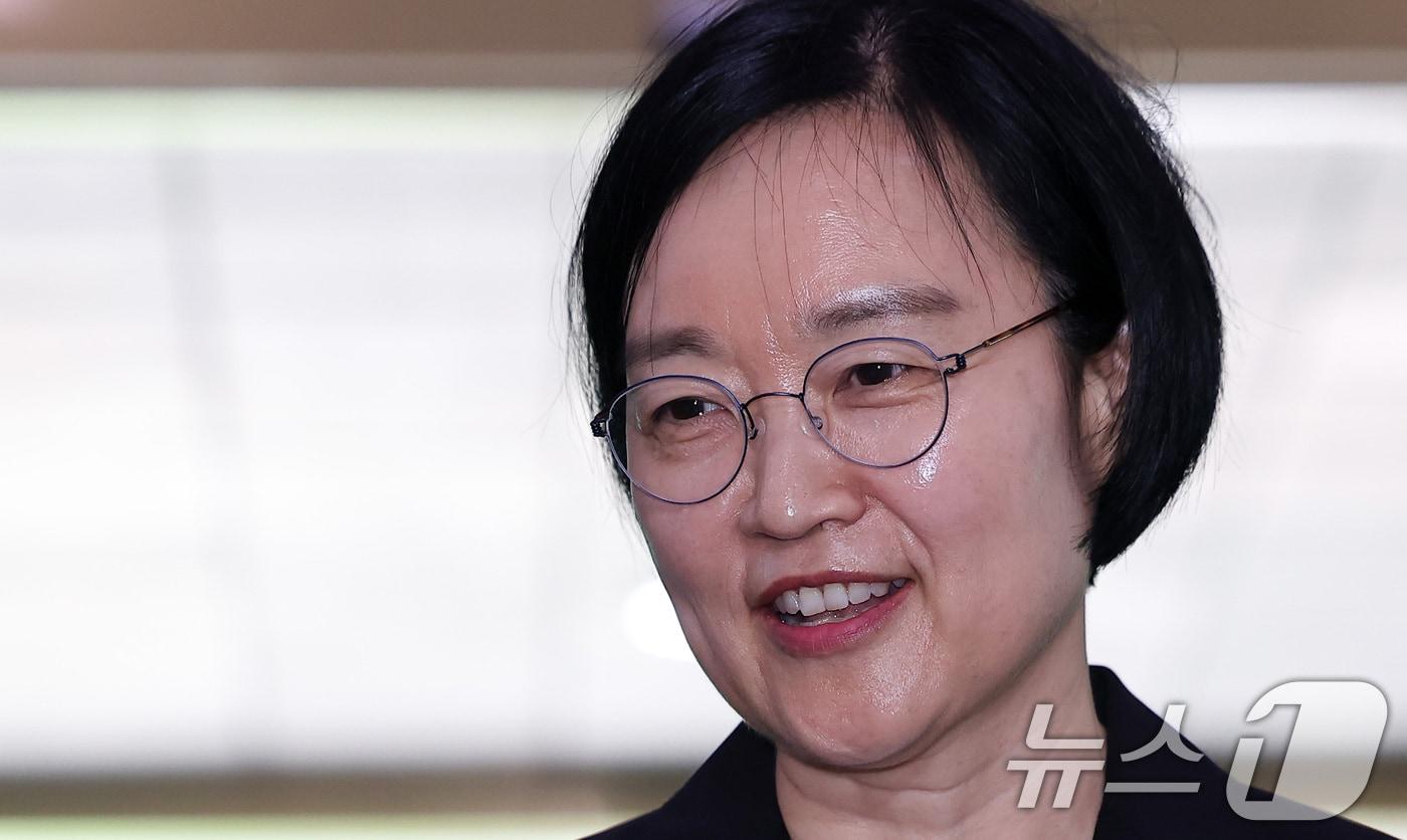 본문 이미지 - 한성숙 신임 국무총리가 1일 서울 종로구 정부서울청사에 첫 등청하며 도어스테핑을 하고 있다. 2026.7.1 ⓒ 뉴스1 김성진 기자