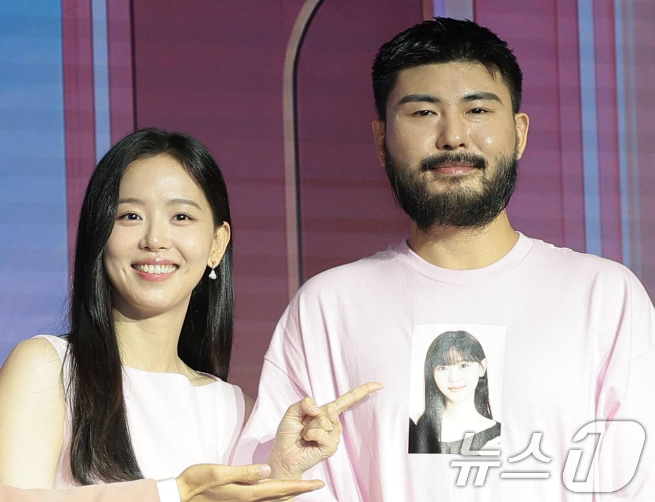 본문 이미지 - 배우 강한나와 가수 카더카든(오른쪽)이 1일 서울 마포구 호텔 나루 서울 엠갤러리에서 열린 넷플릭스 예능 ‘모태솔로지만 연애는 하고 싶어’ 시즌2 제작발표회에서 포즈를 취하고 있다. ‘​모태솔로지만 연애는 하고 싶어​’ 시즌2는 경험치는 제로지만, 기대치는 최고인 모태솔로들의 첫 연애 도전기이자 공감과 훈수를 부르는 메이크오버 연애 리얼리티​다. 2026.7.1 ⓒ 뉴스1 권현진 기자