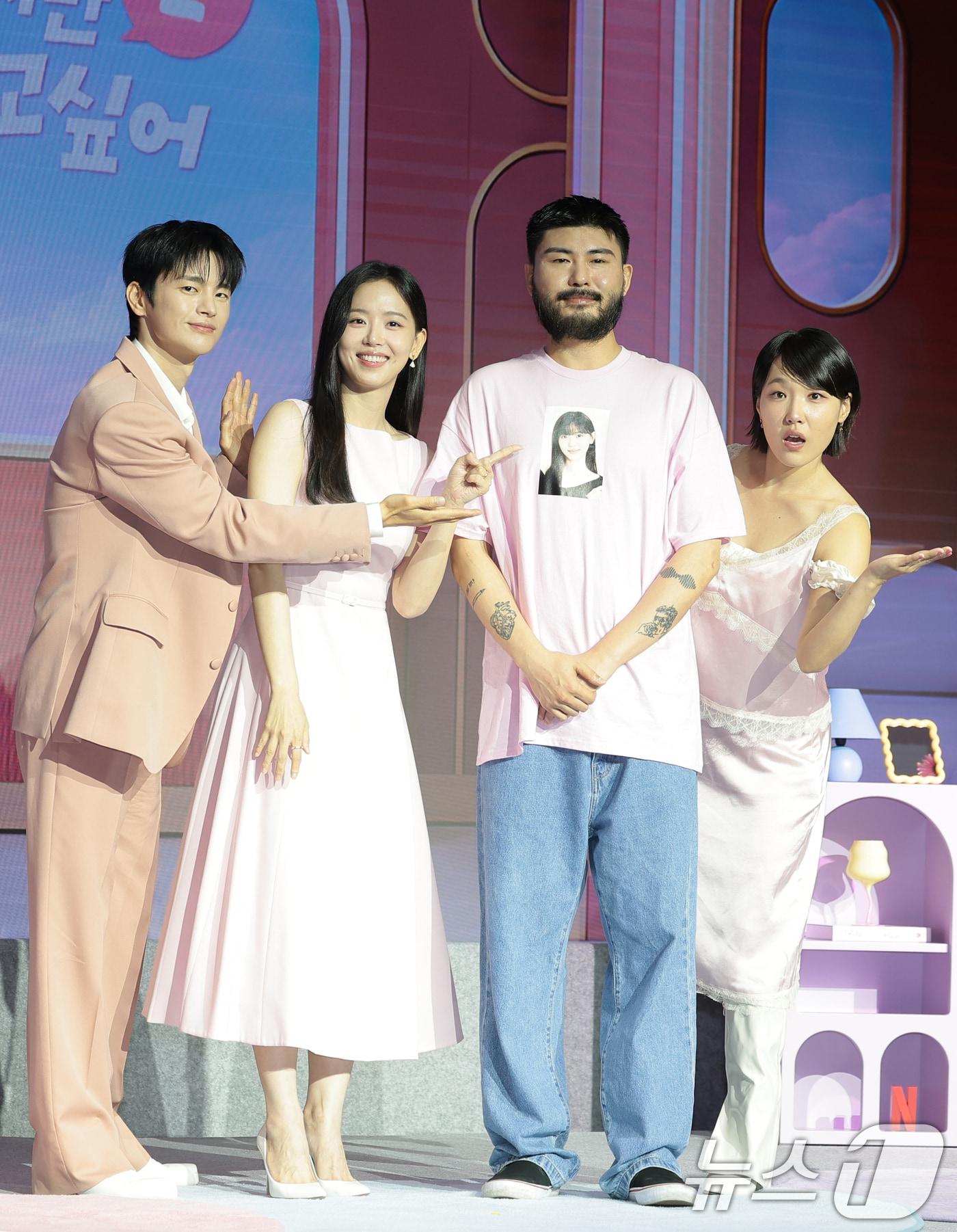 본문 이미지 - 배우 서인국(왼쪽부터)과 강한나, 카더카든, 이은지가 1일 서울 마포구 호텔 나루 서울 엠갤러리에서 열린 넷플릭스 예능 ‘모태솔로지만 연애는 하고 싶어’ 시즌2 제작발표회에서 포즈를 취하고 있다. ‘​모태솔로지만 연애는 하고 싶어​’ 시즌2는 경험치는 제로지만, 기대치는 최고인 모태솔로들의 첫 연애 도전기이자 공감과 훈수를 부르는 메이크오버 연애 리얼리티​다. 2026.7.1 ⓒ 뉴스1 권현진 기자