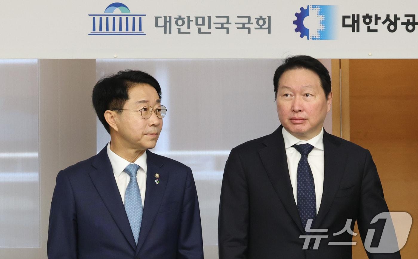 본문 이미지 - 조정식 국회의장과 최태원 대한상의 회장이 1일 오전 서울 중구 대한상공회의소 회관에서 열린 경제대도약 간담회에서 기념촬영을 하고 있다. 국회와 경제계는 이 자리에서 인공지능(AI) 정책, 청년 일자리, 지역경제 활성화 등 민생경제 회복과 미래 성장동력 확보를 위한 협력 방안 등을 논의했다. 2026.7.1 ⓒ 뉴스1 오대일 기자