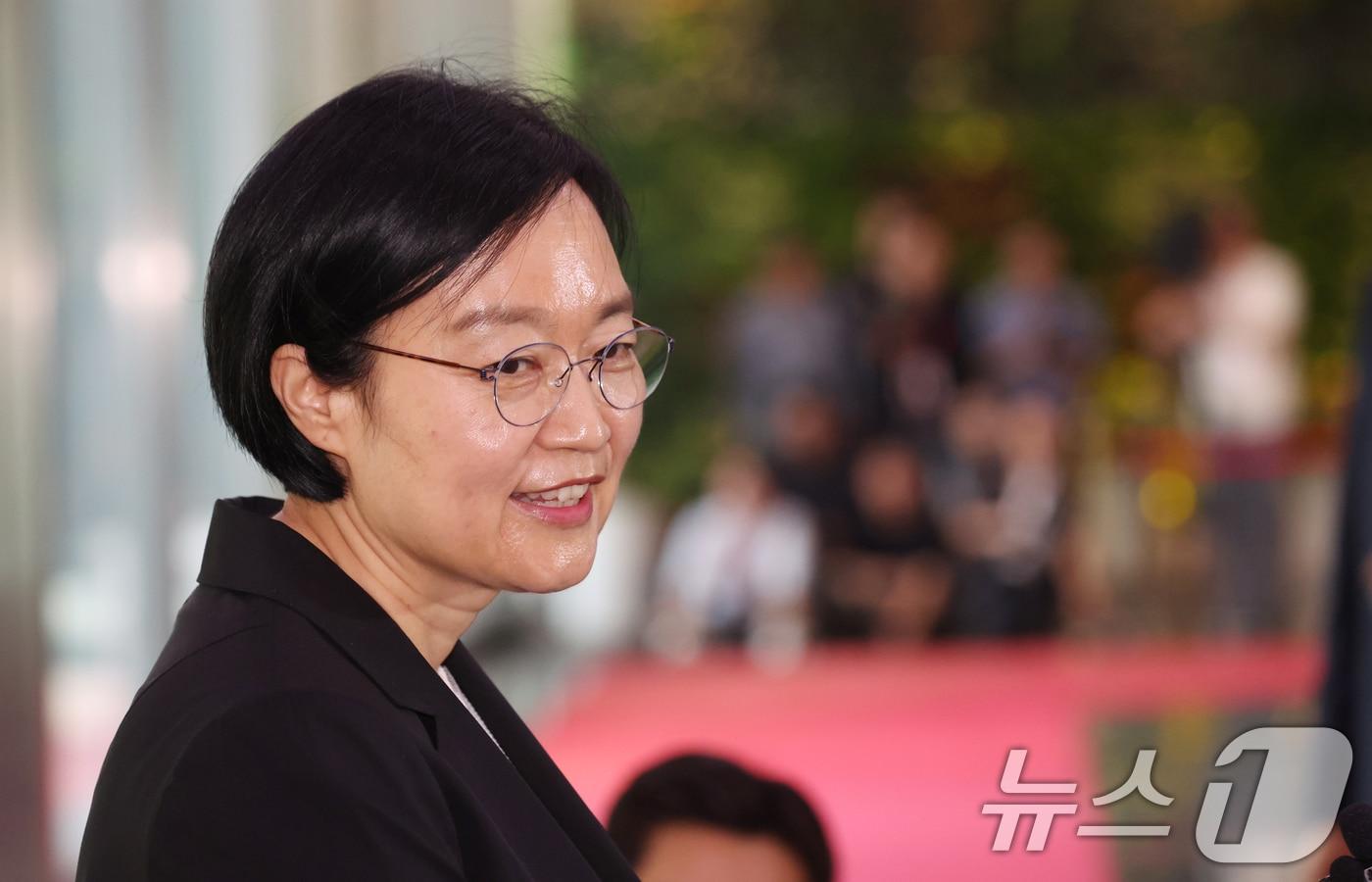 본문 이미지 - 한성숙 신임 국무총리가 1일 서울 종로구 정부서울청사에 첫 등청하며 도어스테핑을 하고 있다. 2026.7.1 ⓒ 뉴스1 김명섭 기자