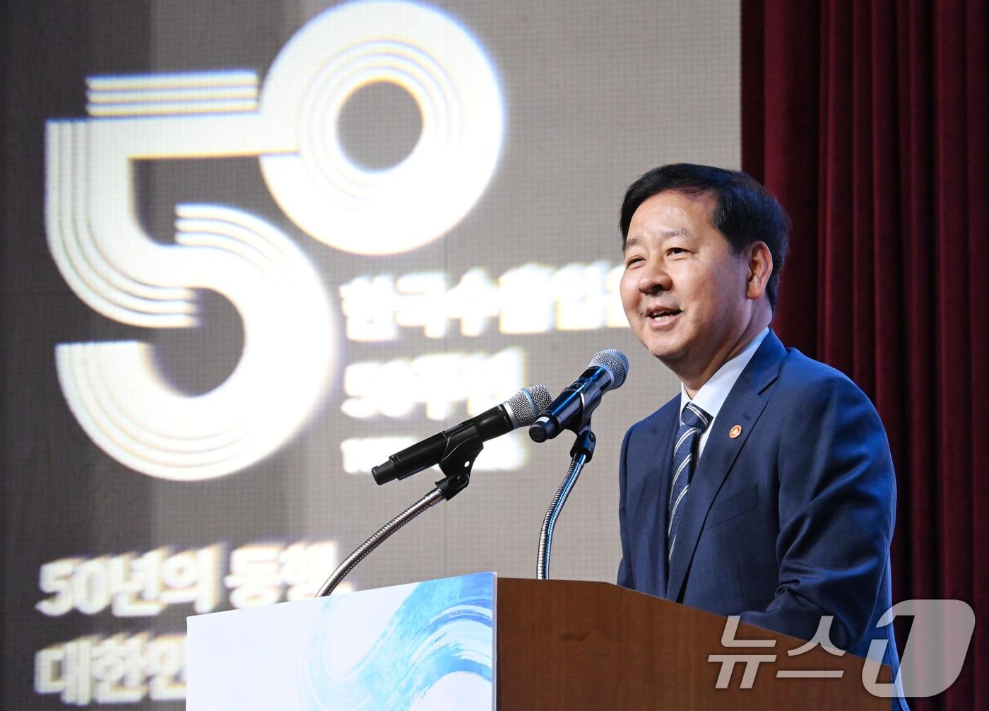 본문 이미지 - 구윤철 부총리 겸 재정경제부 장관이 1일 서울 영등포구 한국수출입은행에서 열린 '한국수출입은행 창립 50주년 행사'에서 축사하고 있다.(사진은 기사 내용과 무관함)  (재정경제부 제공. 재판매 및 DB금지) 2026.7.1 ⓒ 뉴스1