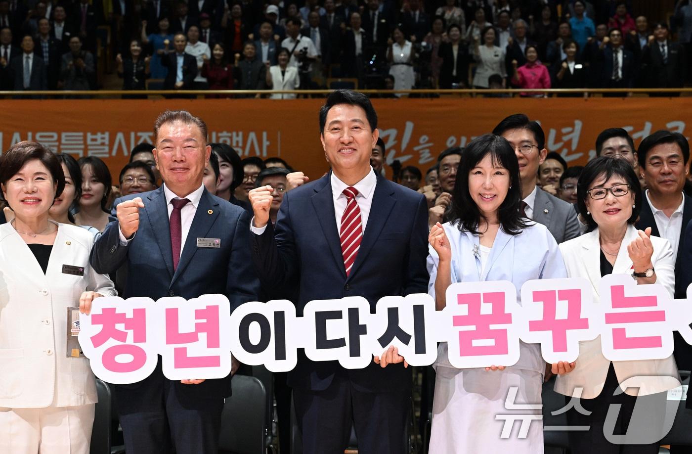본문 이미지 - 민선 9기 서울시정을 이끌게 된 오세훈 시장이 1일 시청에서 열린 제40대 서울특별시장 취임식에서 참석자들과 함께 기념 촬영을 하고 있다. (공동취재) 2026.7.1 ⓒ 뉴스1 안은나 기자