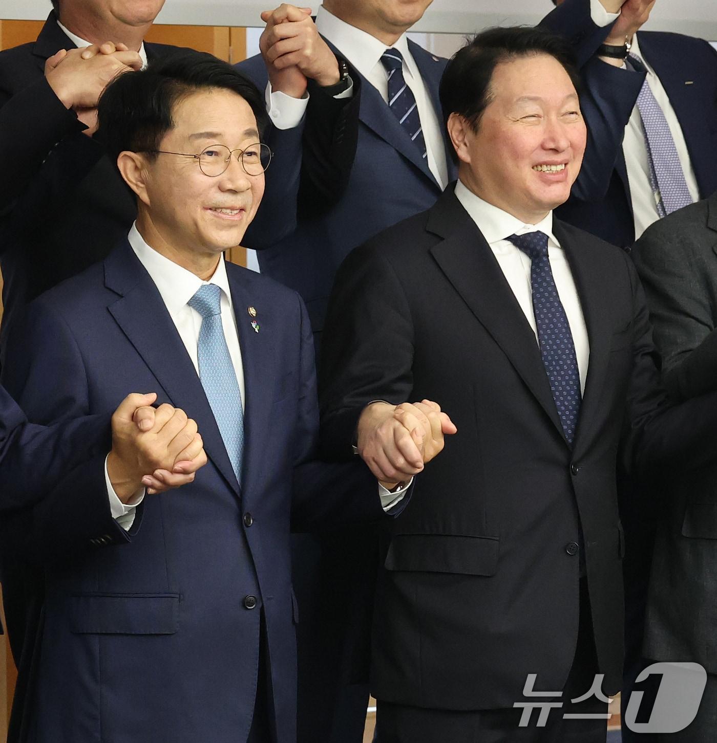 본문 이미지 - 조정식 국회의장과 최태원 대한상의 회장이 1일 오전 서울 중구 대한상공회의소 회관에서 열린 경제대도약 간담회에서 참석자들과 기념촬영을 하고 있다.  2026.7.1 ⓒ 뉴스1 오대일 기자