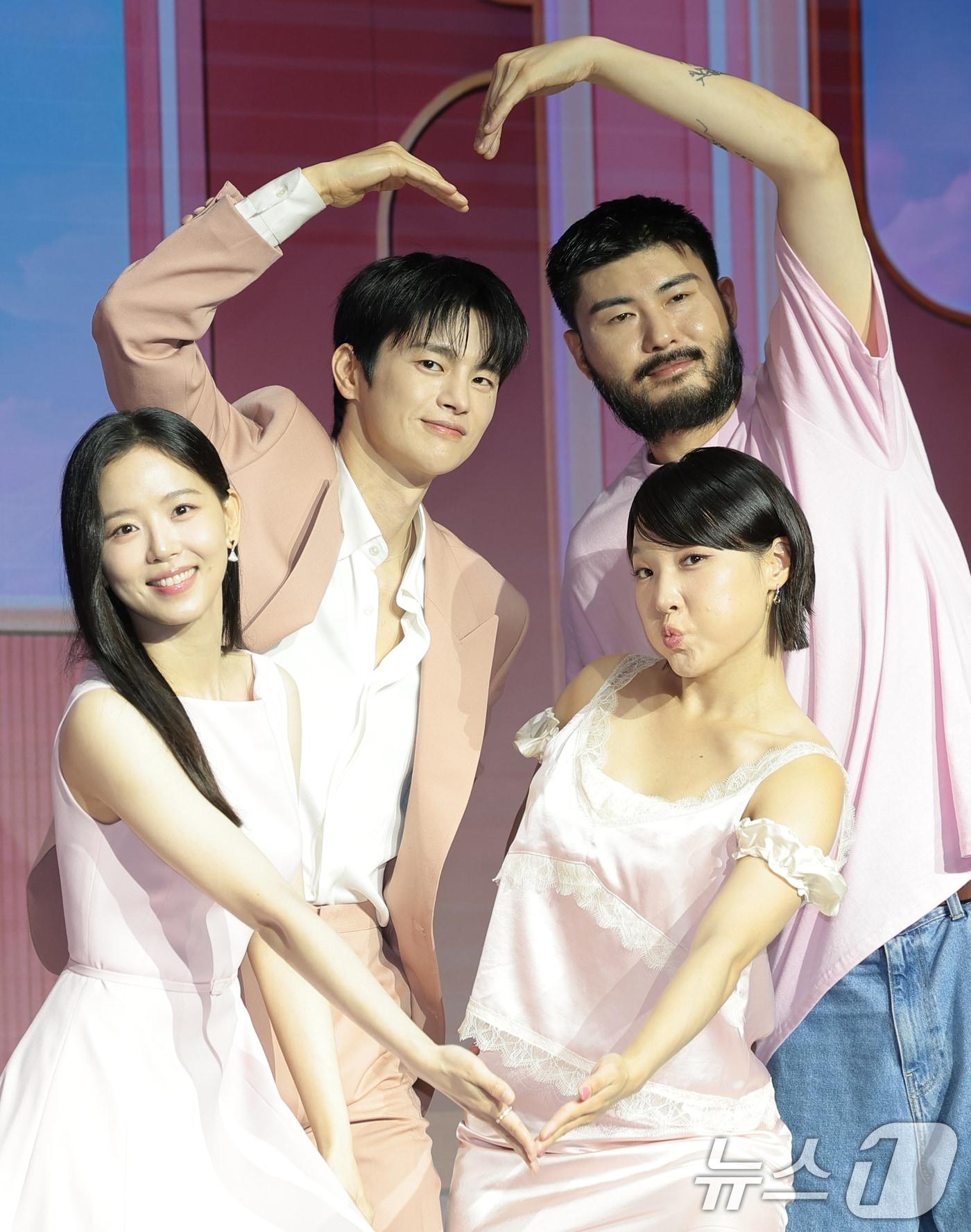 본문 이미지 - 강한나(왼쪽부터)와 서인국, 이은지, 카더카든이 1일 서울 마포구 호텔 나루 서울 엠갤러리에서 열린 넷플릭스 예능 ‘모태솔로지만 연애는 하고 싶어’ 시즌2 제작발표회에서 포즈를 취하고 있다. ‘​모태솔로지만 연애는 하고 싶어​’ 시즌2는 경험치는 제로지만, 기대치는 최고인 모태솔로들의 첫 연애 도전기이자 공감과 훈수를 부르는 메이크오버 연애 리얼리티​다. 2026.7.1 ⓒ 뉴스1 권현진 기자