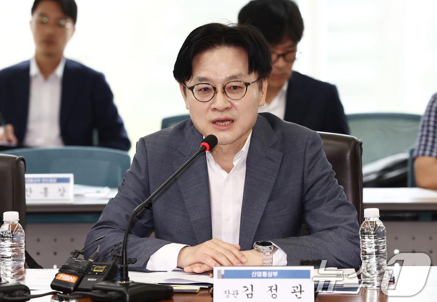본문 이미지 - 김정관 산업통상부 장관이 1일 오전 서울 영등포구 한국산업은행 본점에서 열린 '국민선장펀드-M.AX 프론티어 프로젝트 산업통상부·금융위원회 민관 합동간담회'에서 인사말을 하고 있다. 2026.7.1 ⓒ 뉴스1 김민지 기자