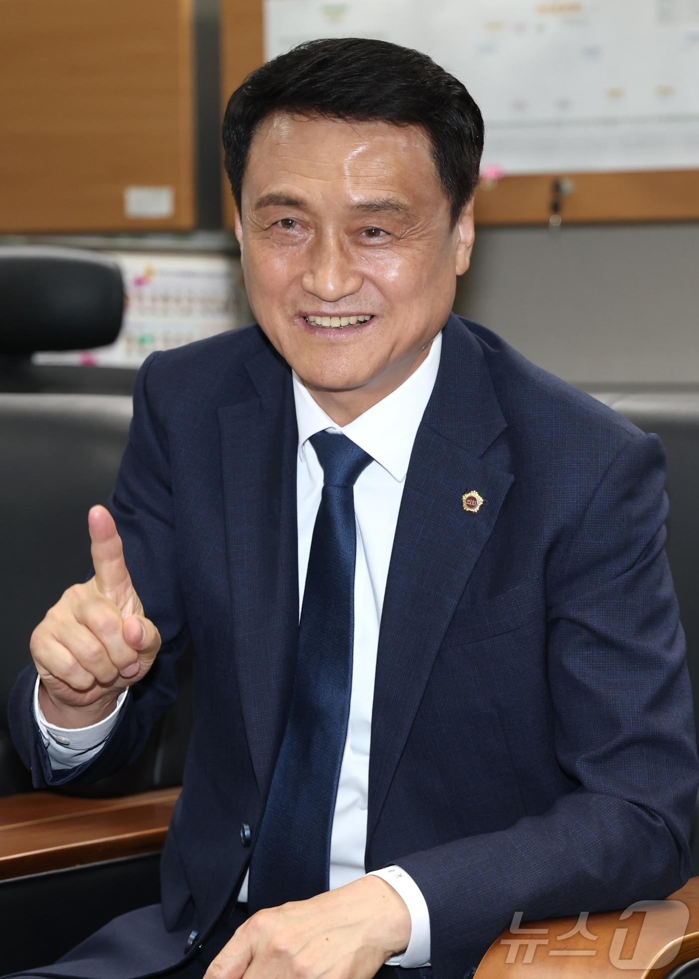 본문 이미지 - 김희수 제13대 전북특별자치도의회 의장이 1일 전북 전주시 전북도의회 기자실을 찾아 간담회를 하고 있다. ⓒ 뉴스1 유경석 기자