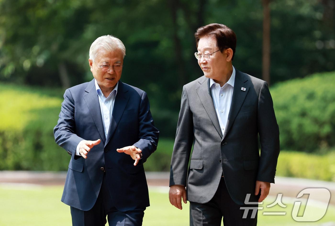 본문 이미지 - 이재명 대통령과 문재인 전 대통령이 1일 청와대 상춘재에서 열린 오찬 회동에 입장하고 있다. 2026.7.1 ⓒ 뉴스1 허경 기자