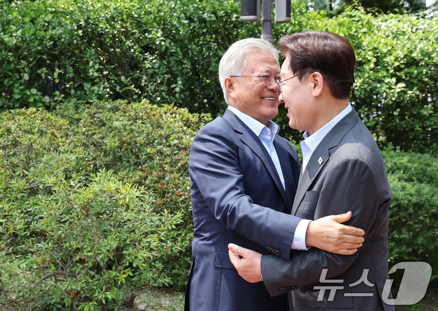 본문 이미지 - 이재명 대통령과 문재인 전 대통령이 1일 청와대 상춘재에서 열린 오찬 회동에 앞서 인사를 나누고 있다. 2026.7.1 ⓒ 뉴스1 허경 기자