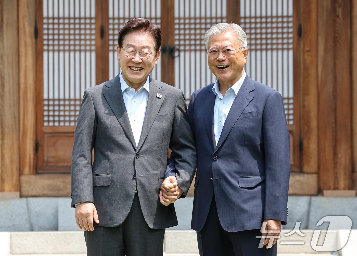 본문 이미지 - 이재명 대통령과 문재인 전 대통령이 1일 청와대 상춘재에서 열린 오찬 회동에서 기념촬영을 하고 있다. 2026.7.1 ⓒ 뉴스1 허경 기자