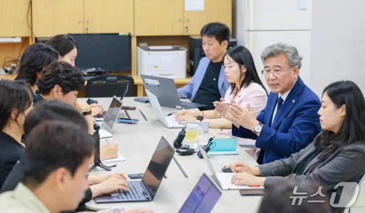 본문 이미지 - 천호성 전북교육감이 1일 기자간담회를 갖고, 임기시작 소감과 향후 정책방향에 대해 설명하고 있다.(전북교육청 제공, 재판매 및 DB 금지)/뉴스1