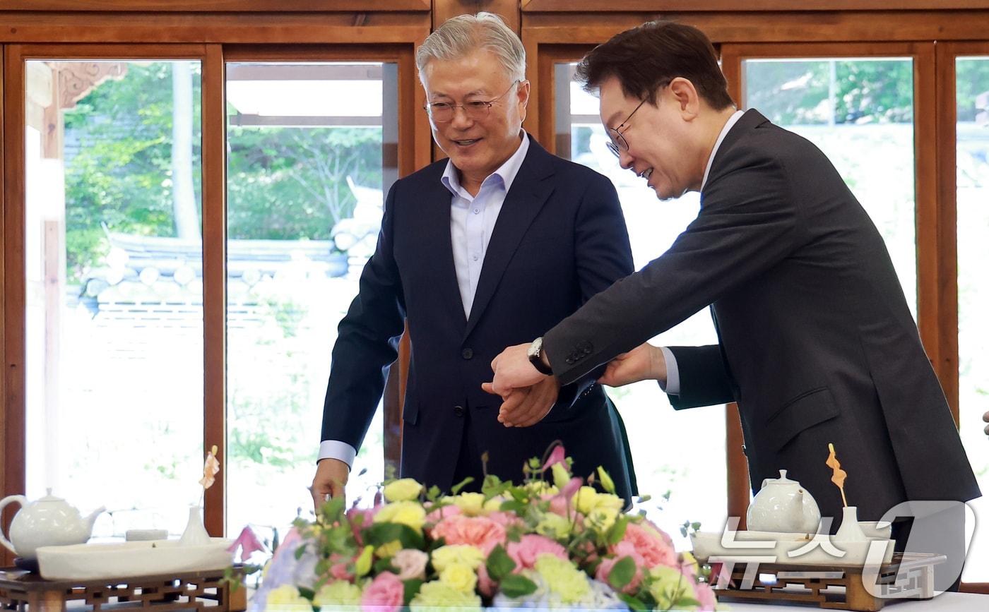본문 이미지 - 이재명 대통령이 1일 청와대 상춘재에서 열린 오찬 회동 때 문재인 전 대통령에게 상석인 오른쪽 자리를 권하고 있는 모습.  2026.7.1 ⓒ 뉴스1 허경 기자