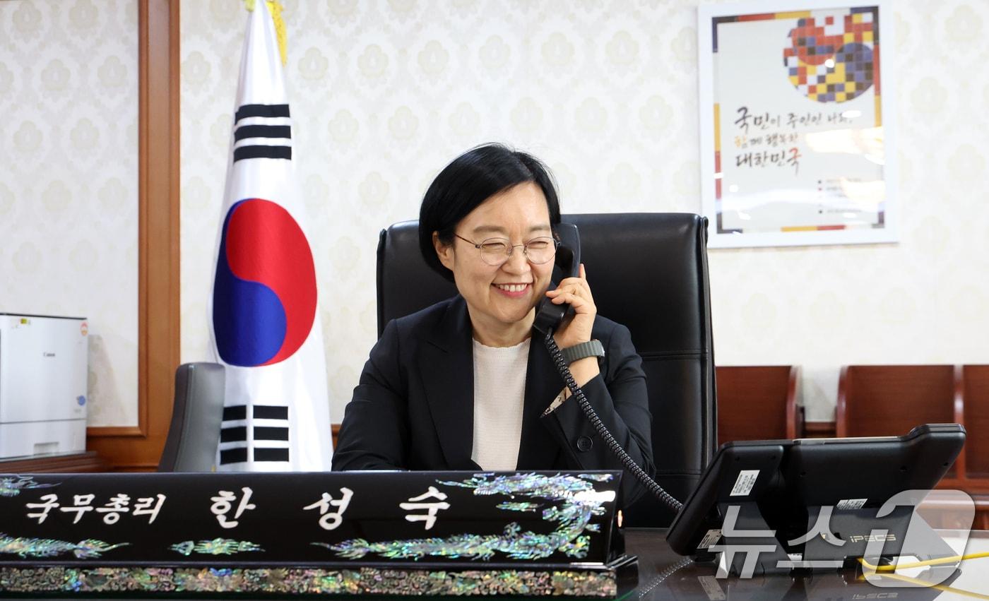 본문 이미지 - 한성숙 국무총리가 1일 오전 서울 종로구 세종대로 정부서울청사에서 취임 후 첫 업무를 시작하고 있다. 2026.7.1 ⓒ 뉴스1 김명섭 기자