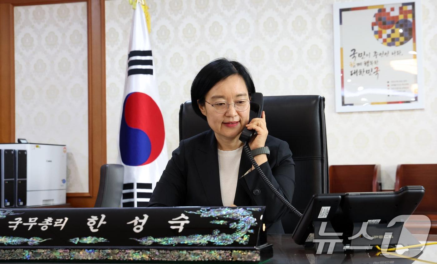 본문 이미지 - 한성숙 국무총리가 1일 오전 서울 종로구 세종대로 정부서울청사에서 취임 후 첫 업무를 시작하고 있다. 2026.7.1 ⓒ 뉴스1 김명섭 기자