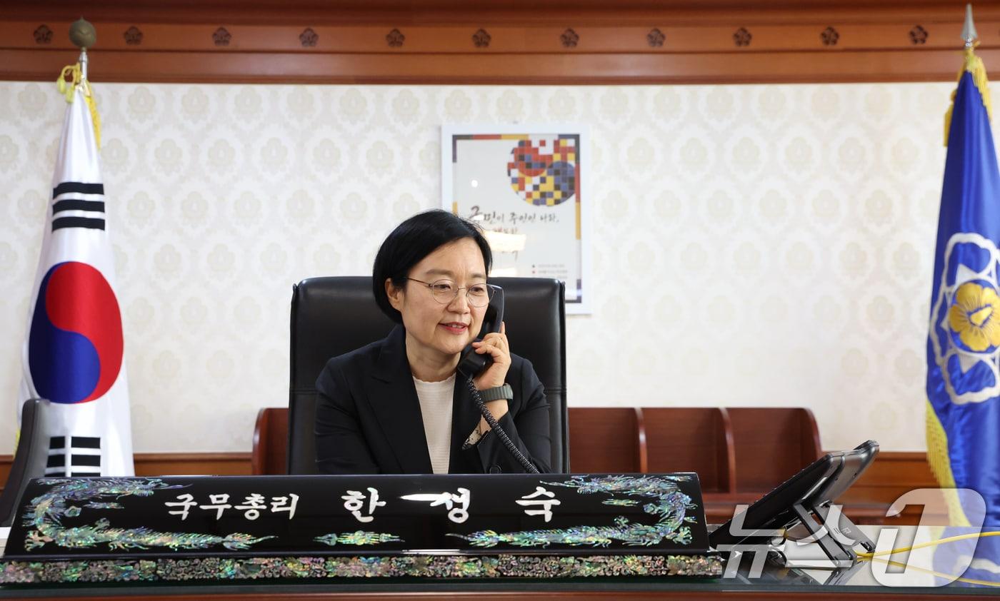 본문 이미지 - 한성숙 국무총리가 1일 오전 서울 종로구 세종대로 정부서울청사에서 취임 후 첫 업무를 시작하고 있다. 2026.7.1 ⓒ 뉴스1 김명섭 기자