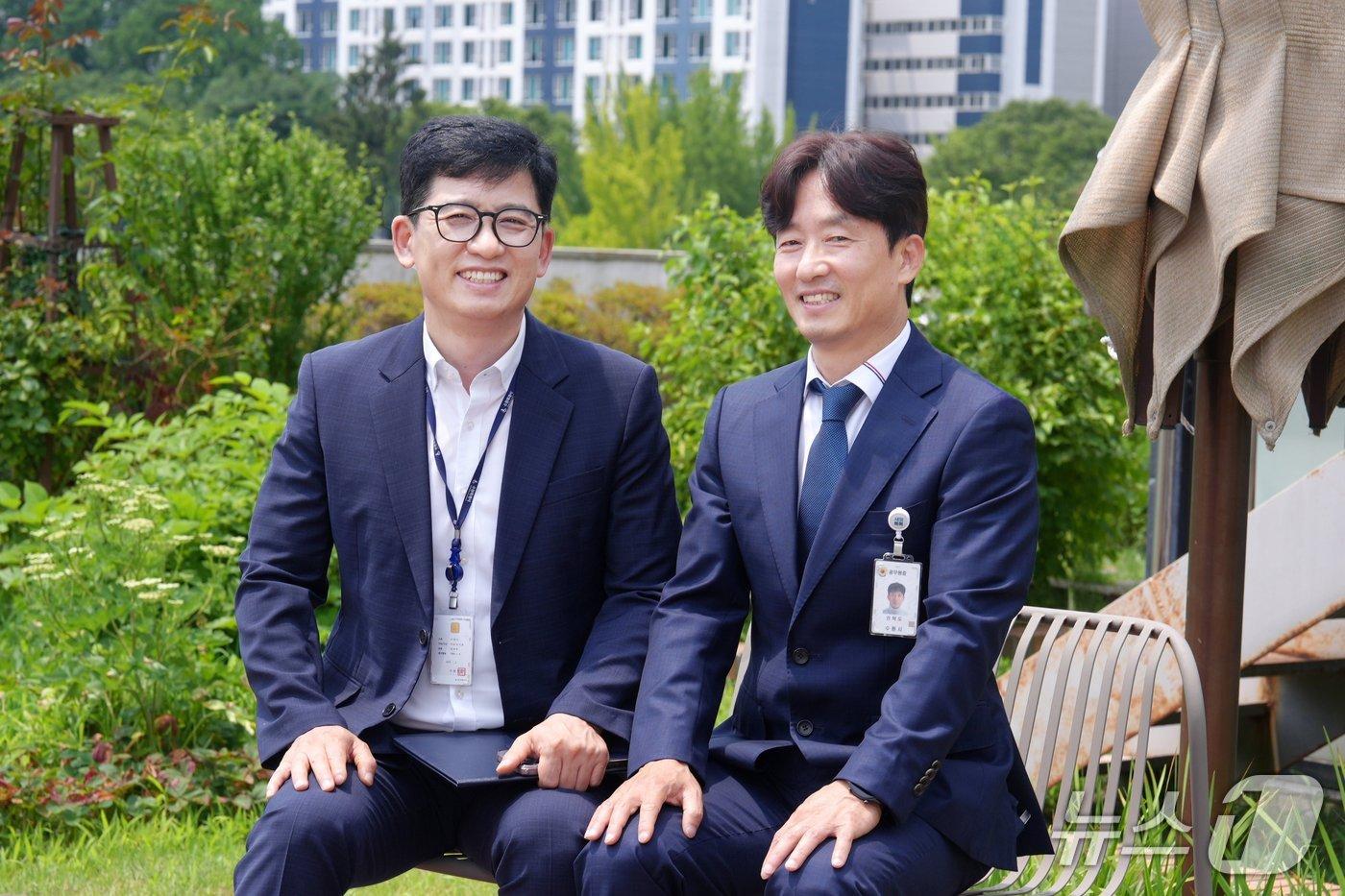본문 이미지 -  경기 수원특례시 최초 '형제 4급 서기관'인 권혁주 도서관사업소장(왼쪽)과 권혁도 상수도사업소장. (수원특례시 제공. 재판매 및 DB 금지) 2026.7.1/뉴스1