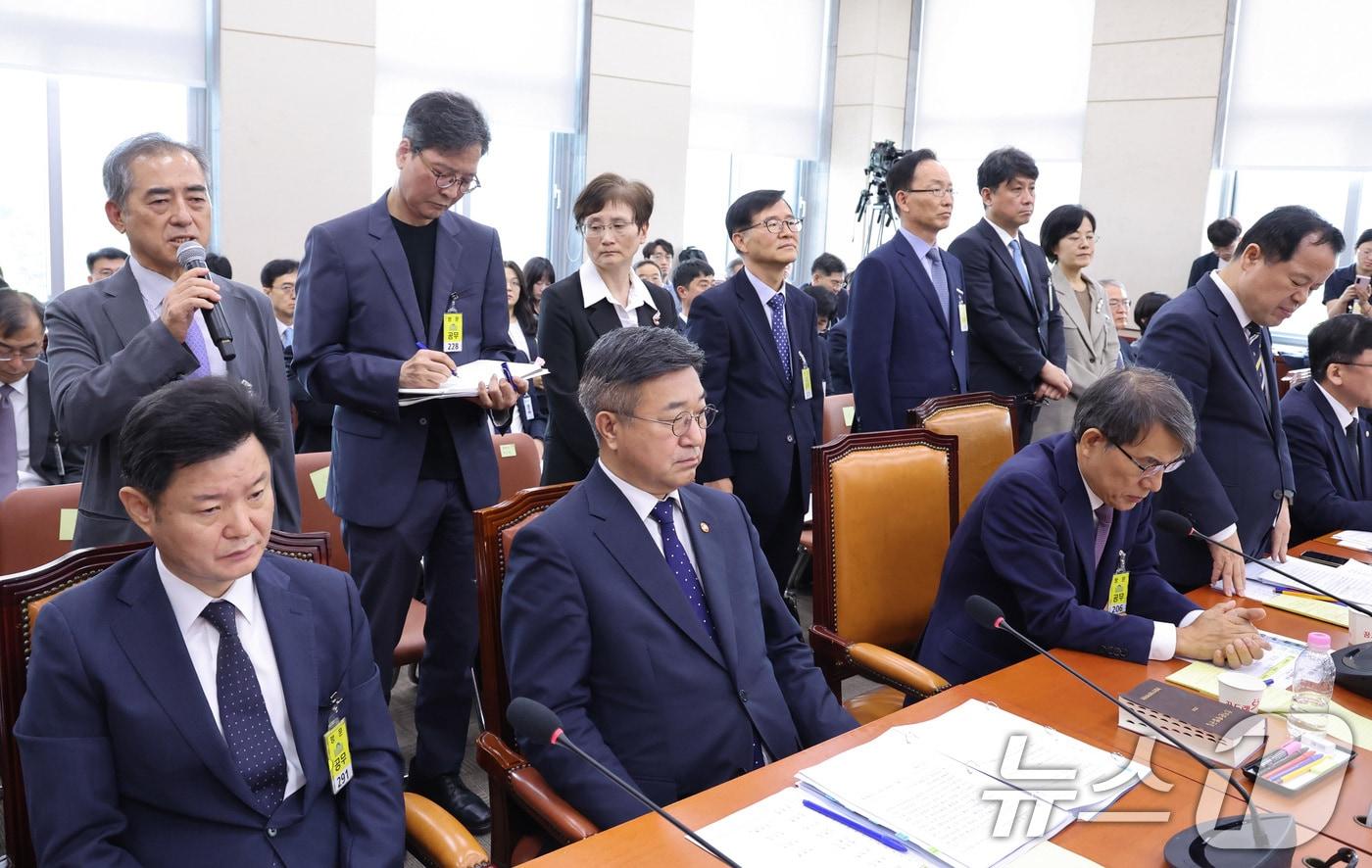 본문 이미지 - 위철환 직무대행을 비롯한 중앙선거관리위원회 위원들이 1일 서울 여의도 국회에서 열린 제9회전국동시지방선거투표용지부족 사태 등 국민참정권침해진상규명 및 선거관리개혁을 위한 국정조사 특별위원회에서 의원 질의에 답변하고 있다. 2026.7.1 ⓒ 뉴스1 신웅수 기자
