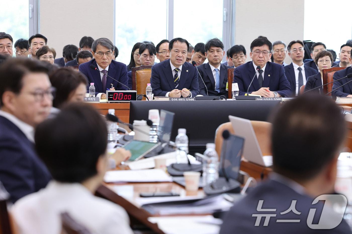 본문 이미지 - 위철환 중앙선관위원장 직무대행이 1일 서울 여의도 국회에서 열린 제9회전국동시지방선거투표용지부족 사태 등 국민참정권침해진상규명 및 선거관리개혁을 위한 국정조사 특별위원회에서 의원 질의에 답변하고 있다. 2026.7.1 ⓒ 뉴스1 신웅수 기자