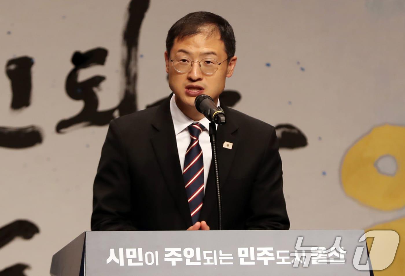 본문 이미지 - 김상욱 울산시장이 1일 오전 울산시청 대강당에서 열린 제9대 울산광역시장 취임식에서 취임사를 하고 있다. 2026.7.1 ⓒ 뉴스1 조민주 기자