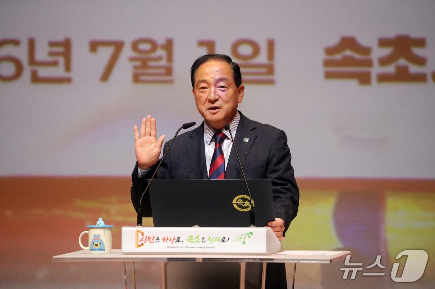 본문 이미지 - 이병선 강원 속초시장이 1일 속초문화예술회관에서 열린 민선 9기 시장 취임식에서 선서하고 있다.2026.7.1/뉴스1