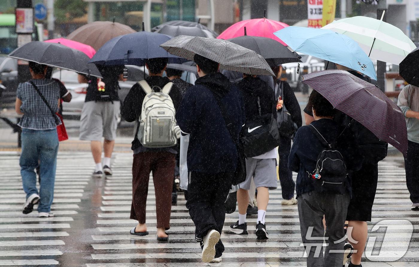 본문 이미지 - 7월 장마가 시작된 1일 부산 동래구 도시철도 동래역 앞에서 우산을 쓴 시민들이 발걸음을 옮기고 있다. 2026.7.1 ⓒ 뉴스1 윤일지 기자