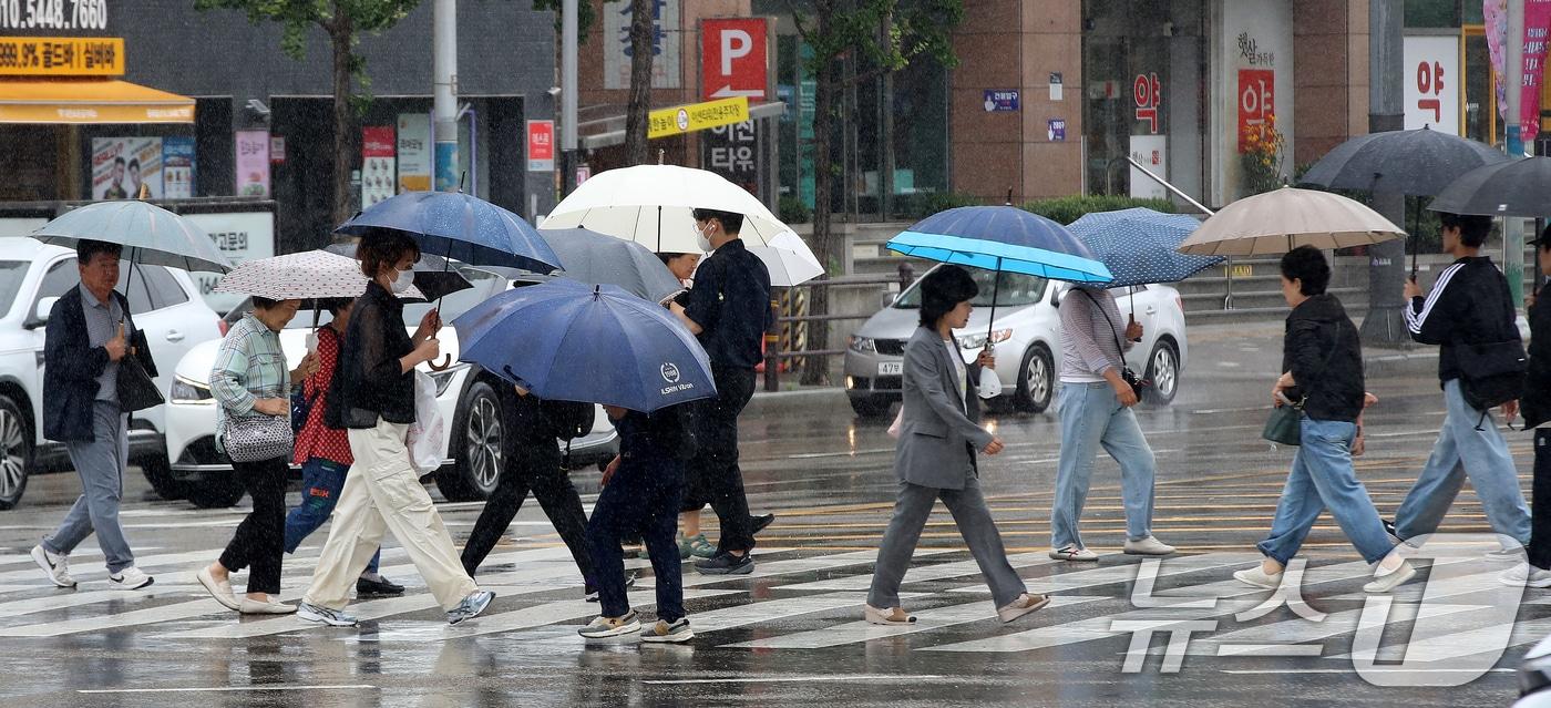 본문 이미지 - 7월 장마가 시작된 1일 부산 동래구 도시철도 동래역 앞에서 우산을 쓴 시민들이 발걸음을 옮기고 있다. 2026.7.1 ⓒ 뉴스1 윤일지 기자