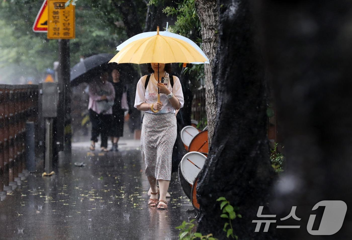 본문 이미지 - 부산 동래구 온천천 인근에서 우산을 쓴 시민들이 발걸음을 옮기고 있다. 2026.7.1 ⓒ 뉴스1 윤일지 기자