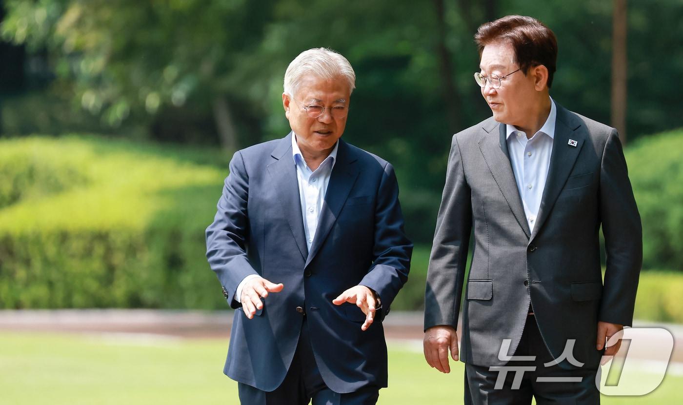 본문 이미지 - 이재명 대통령과 문재인 전 대통령이 1일 청와대 상춘재에서 열린 오찬 회동에 입장하고 있다. 2026.7.1 ⓒ 뉴스1 허경 기자