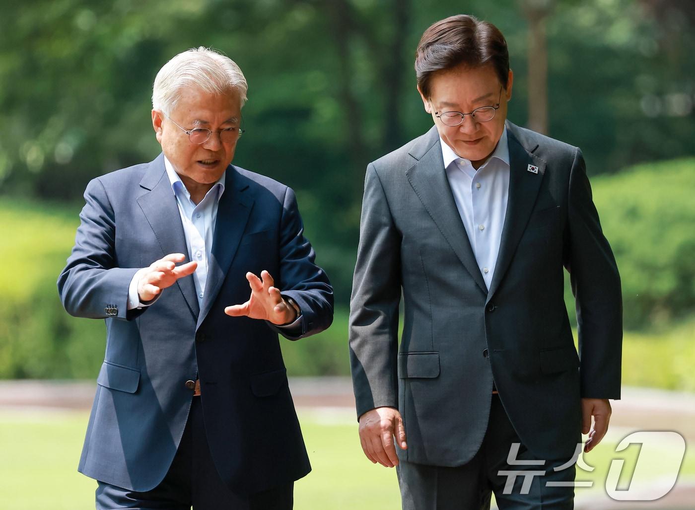 본문 이미지 - 이재명 대통령과 문재인 전 대통령이 1일 청와대 상춘재에서 열린 오찬 회동에 입장하고 있다. 2026.7.1 ⓒ 뉴스1 허경 기자