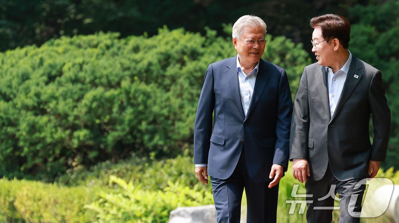 본문 이미지 - 이재명 대통령과 문재인 전 대통령이 1일 청와대 상춘재에서 열린 오찬 회동에 입장하고 있다. 2026.7.1 ⓒ 뉴스1 허경 기자