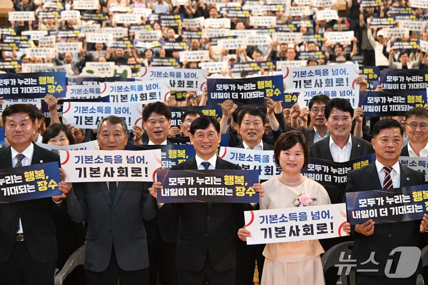 본문 이미지 - 재선에 성공한 최훈식 전북 장수군수가 1일 민선 9기 출범식을 갖고 본격적인 군정 운영에 돌입했다.(장수군 제공. 재판매 및 DB금지)2026.7.1/뉴스1