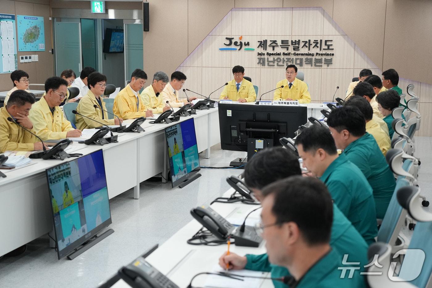 본문 이미지 -  위성곤 제주지사가 1일 제주도청 재난상황실에서 폭우 대처 상황을 점검하고 있다.(제주도청 제공. 재판매 및 DB 금지)/뉴스1